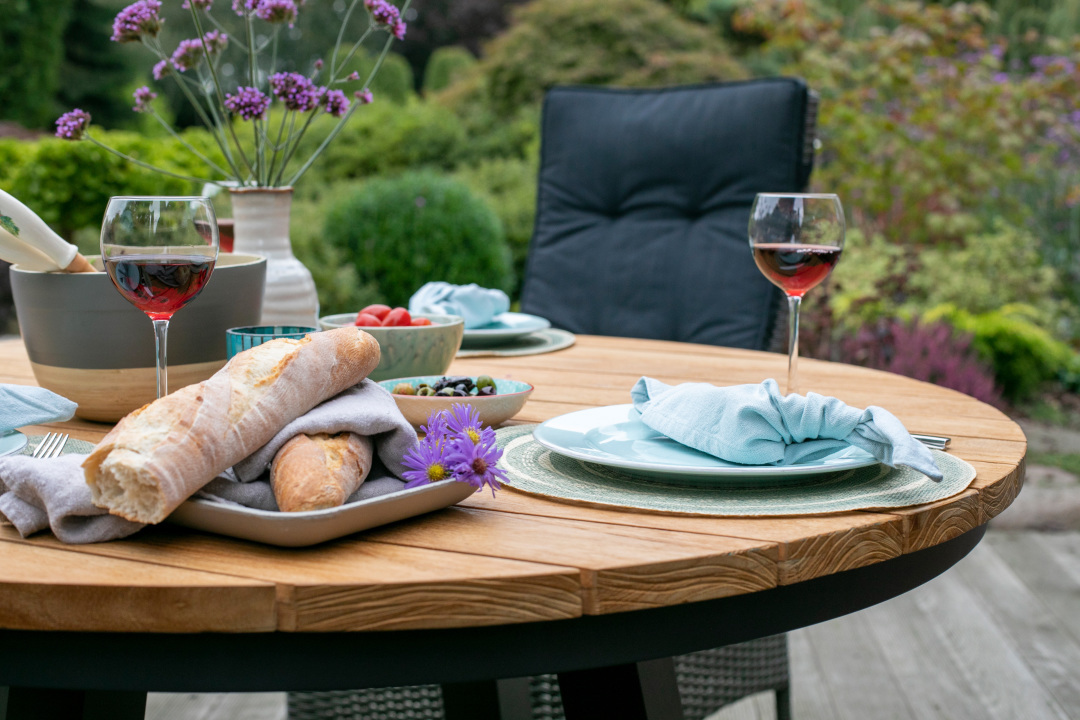 69283c_40624_vermont_tisch_rund_130cm_miraflor_dining_relaxsessel_8mm_sm_gr_teakarm