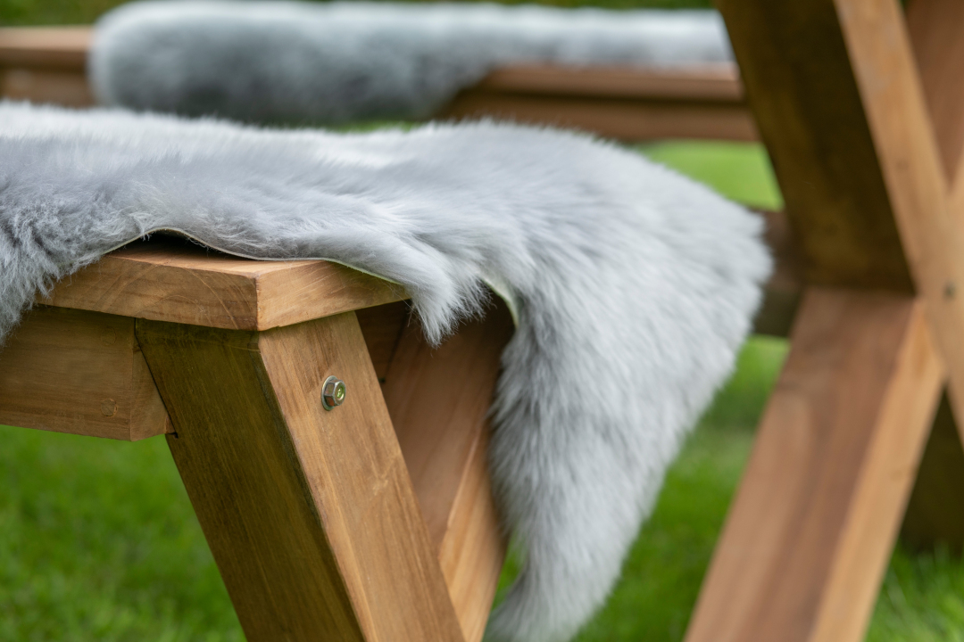 66167_17001_woodie_set_1_teakholz_lammfell_60x90cm_grey-1