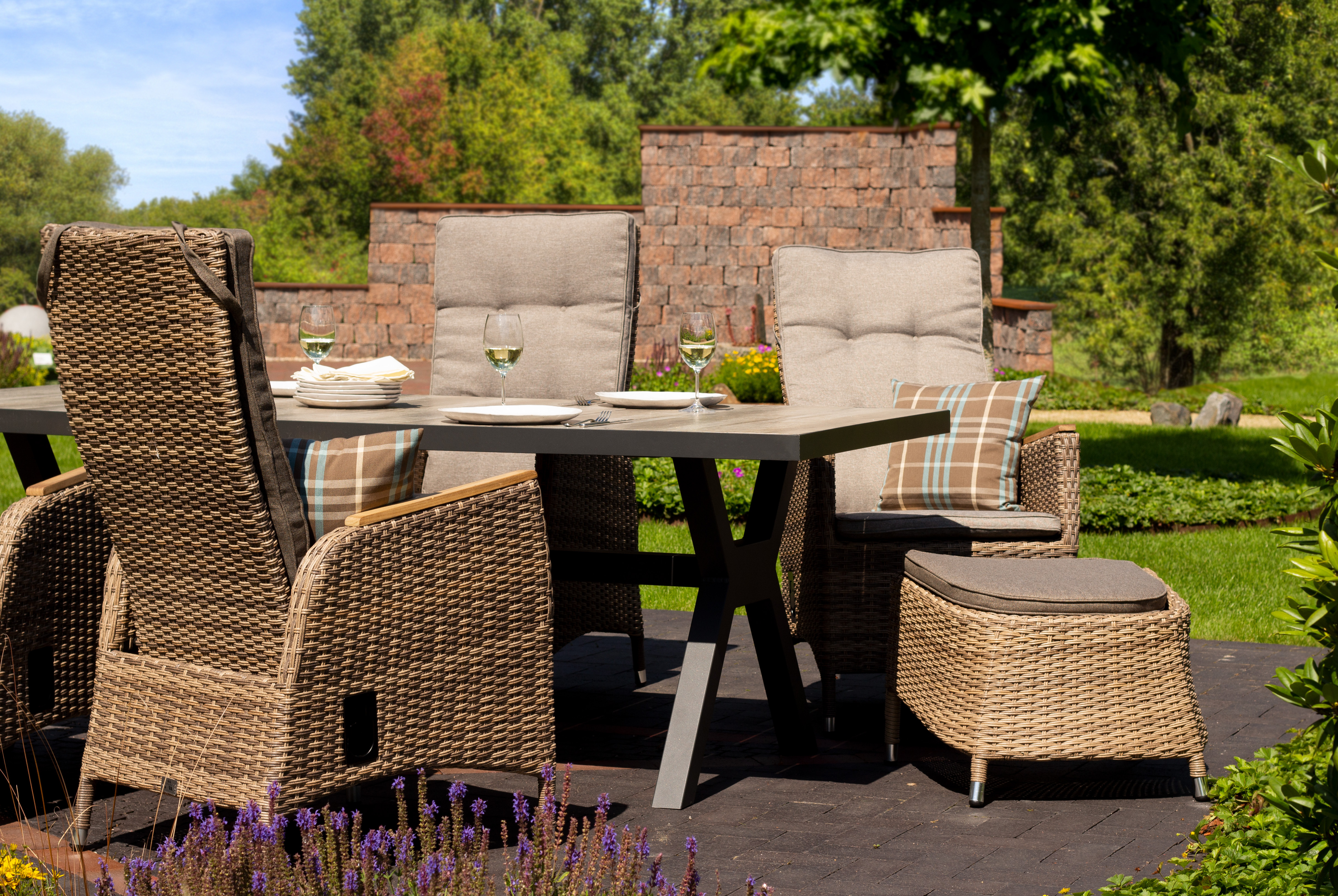 40509_40510_40584_miraflor_dining_relaxsessel_8mm_teakarm_spotted-brown_miraflor-juan_dining_fusshocker_8mm_spotted-brown_montana_tisch_200x100_oak_2_milieu