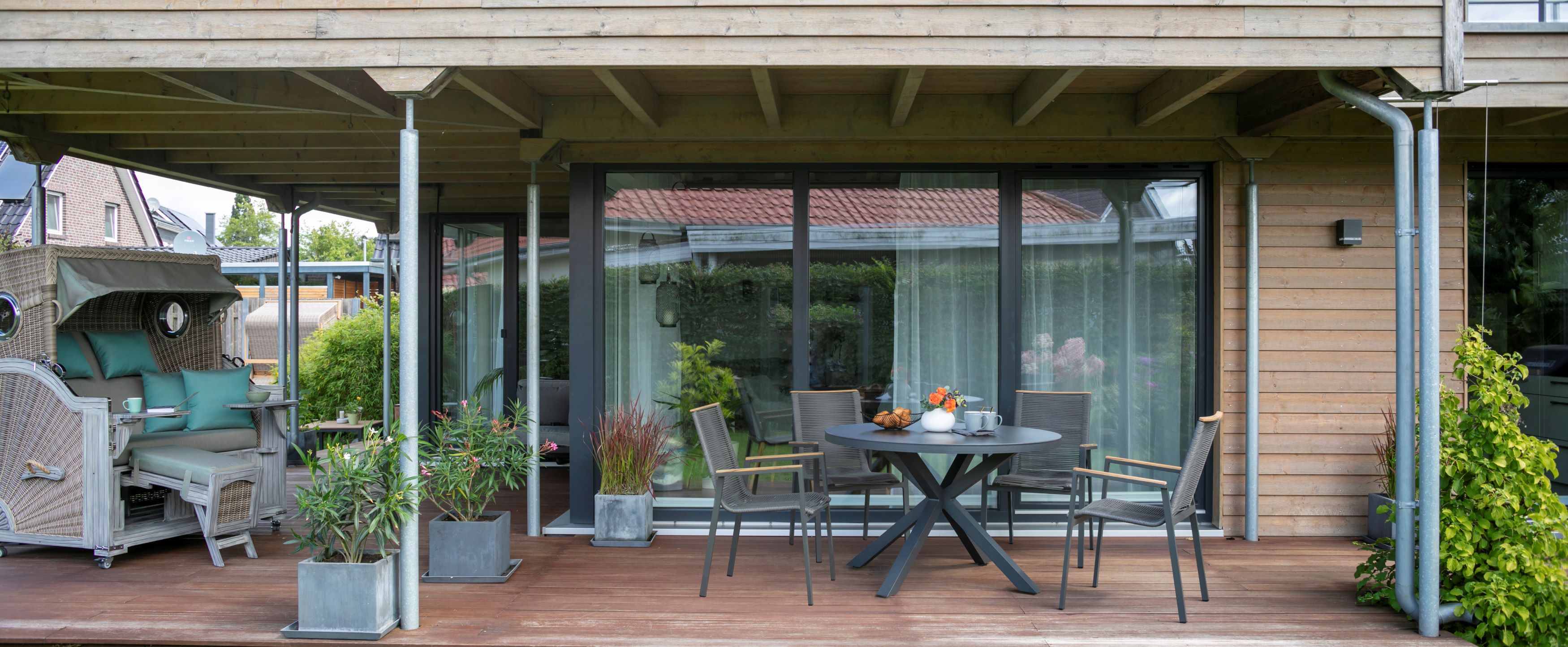 40777_40791_Livingston_Tisch_rund_120cm_dark _grey_Montana_Diningstapelsessel_Rope_mit_Teakarmlehne