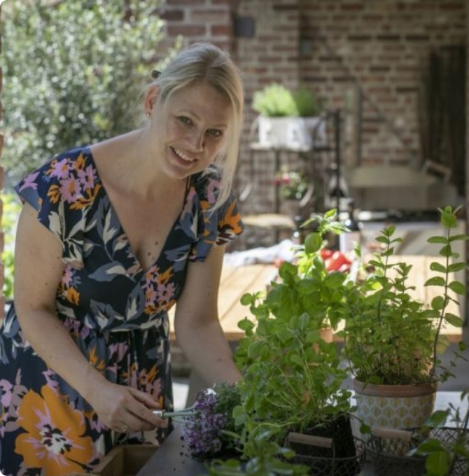 frau-gluecklich-garten