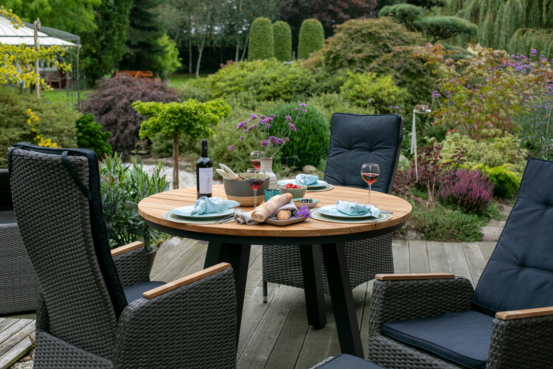 40624_69283c_40674_miraflor_dining_relaxsessel_8mm_sm_gr_teakarm_vermont_tisch_rund_130cm_miraflor_juan_kissenbox_8mm_smokey_grey-1