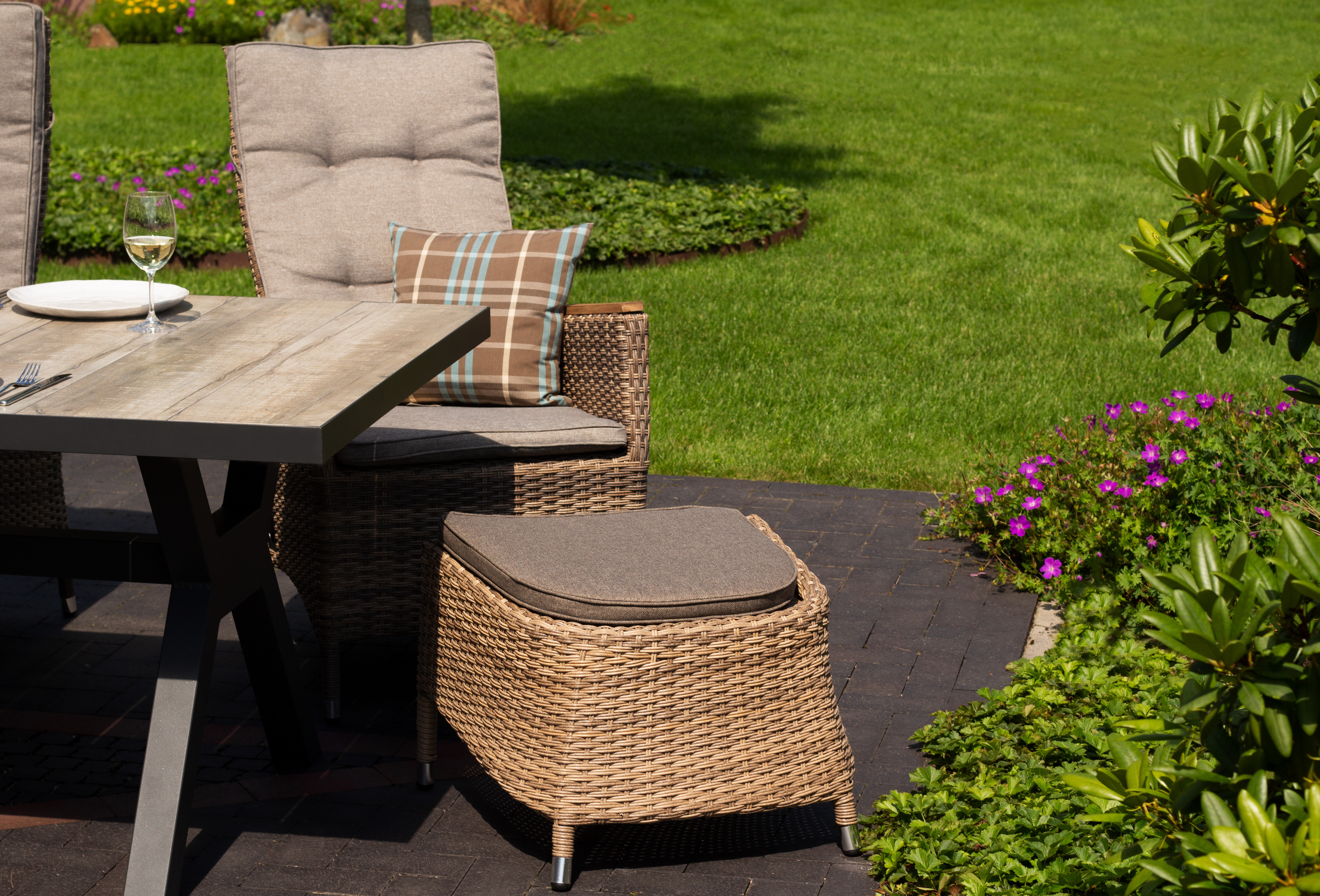 40509_40510_40584_miraflor_dining_relaxsessel_8mm_teakarm_spotted-brown_miraflor-juan_dining_fusshocker_8mm_spotted-brown_montana_tisch_200x100_oak_milieu